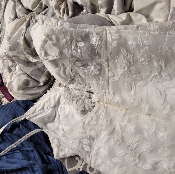 White flower and leaf dress - Picture 15 of 16